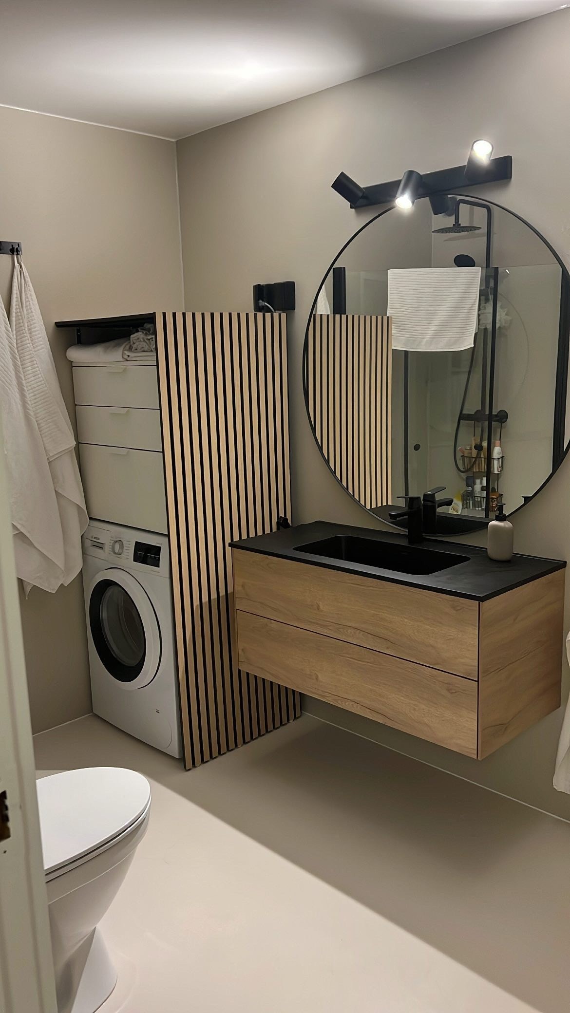 Bad med vask og opplegg vaskemaskin Galleribilde