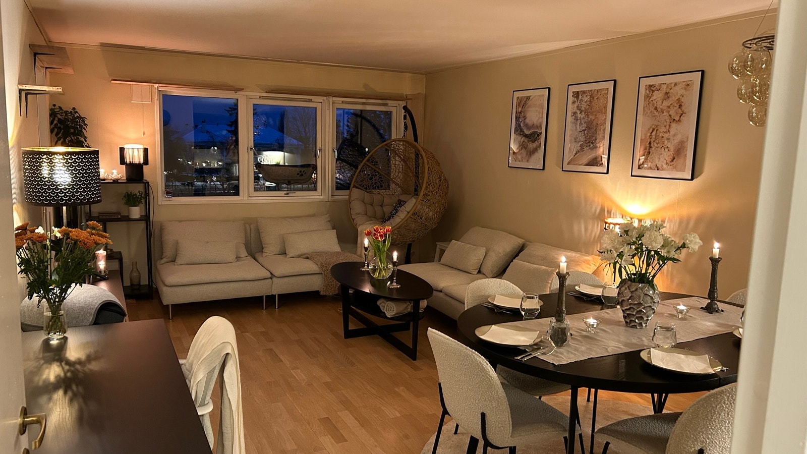 Stue mot vindu Galleribilde