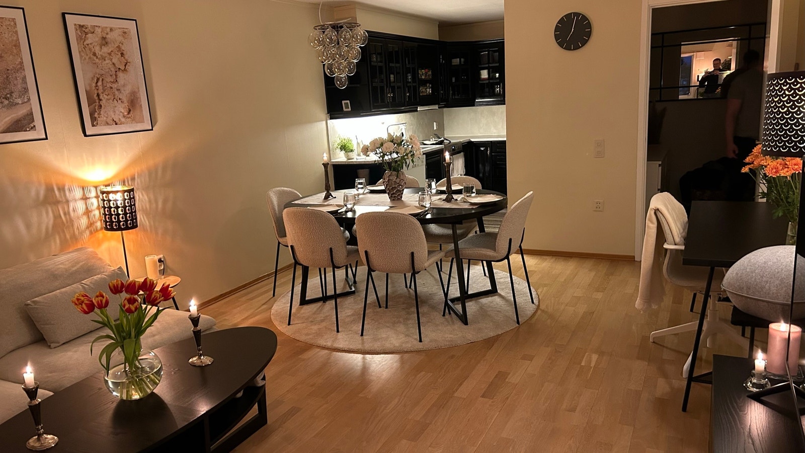 Stue mot kjøkken Galleribilde