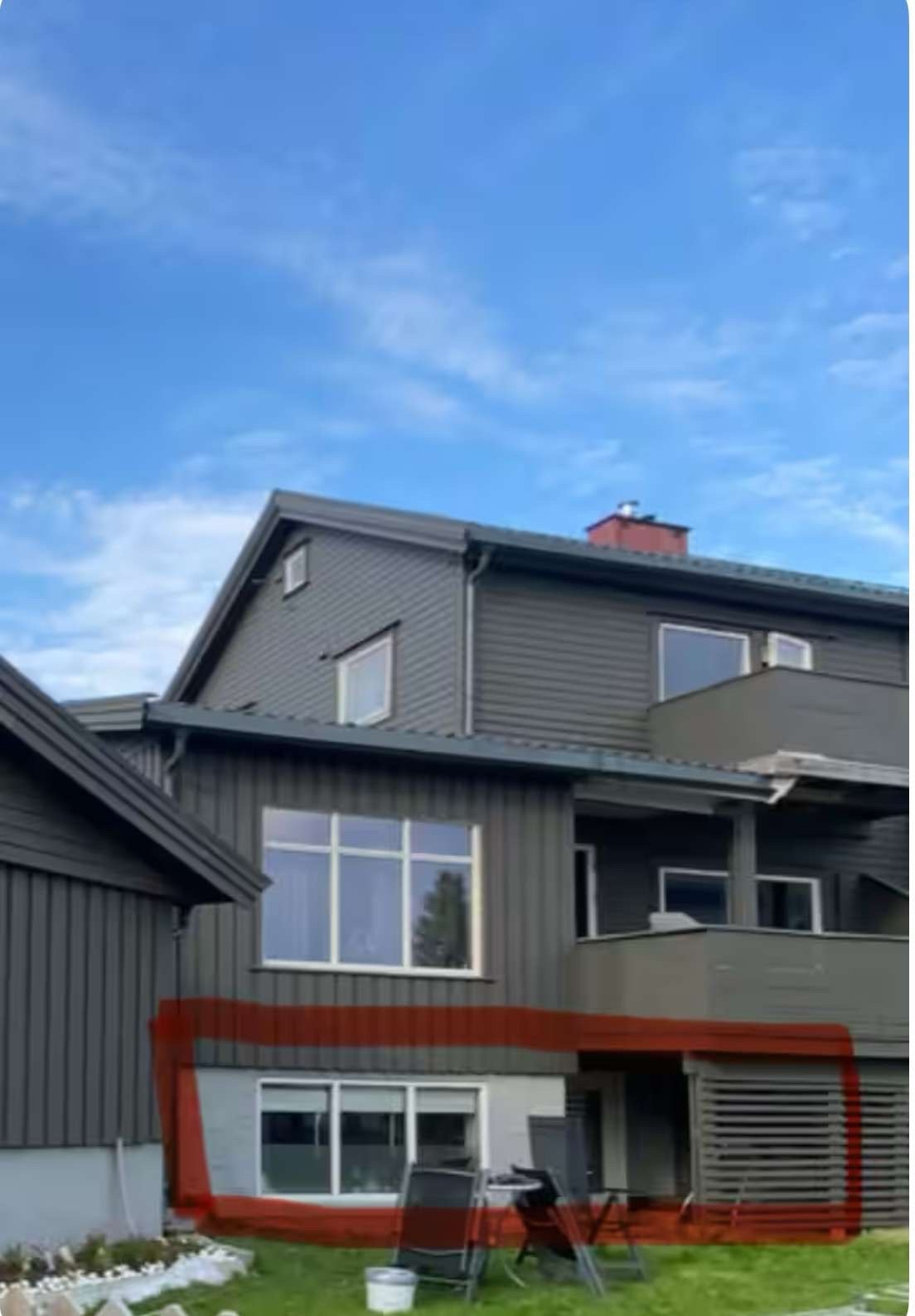 Leiligheten ligger i underetasjen med egen inngang Galleribilde