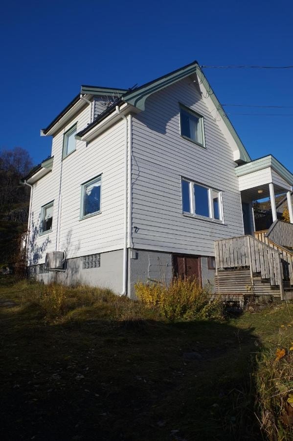 Huset med oppkjørsel/parkering sett fra forsiden Galleribilde