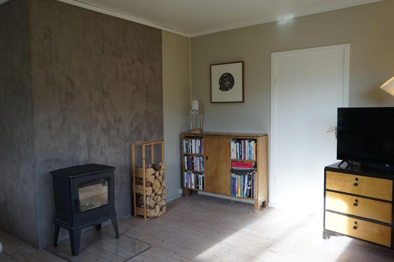 Stue med peis og TV Galleribilde