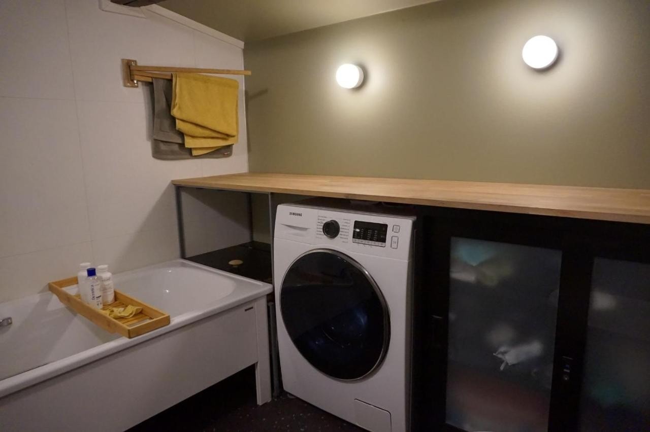 Kombinert maskin for klesvask og tørk, bad Galleribilde