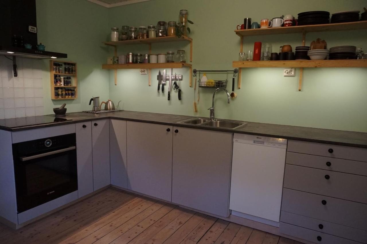 Kjøkkenbenk, ovn med induksjonstopp og oppvaskmaskin Galleribilde