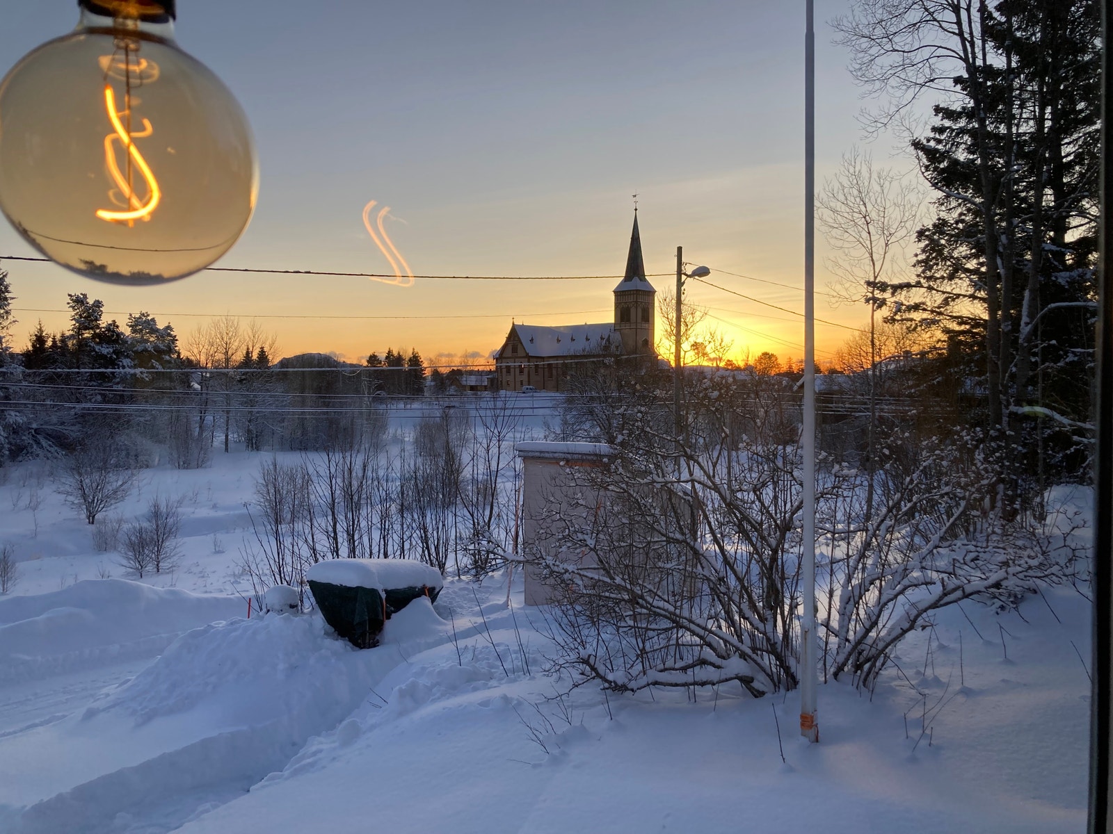 Utsikt fra stue til Kabelvåg kirke i vinterlandskap Galleribilde