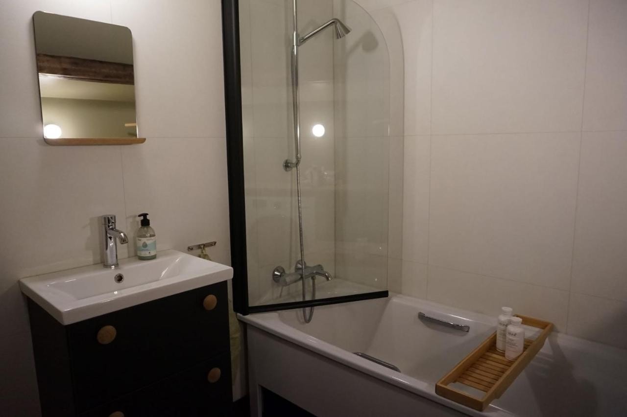 Bad med dusj og badekar Galleribilde