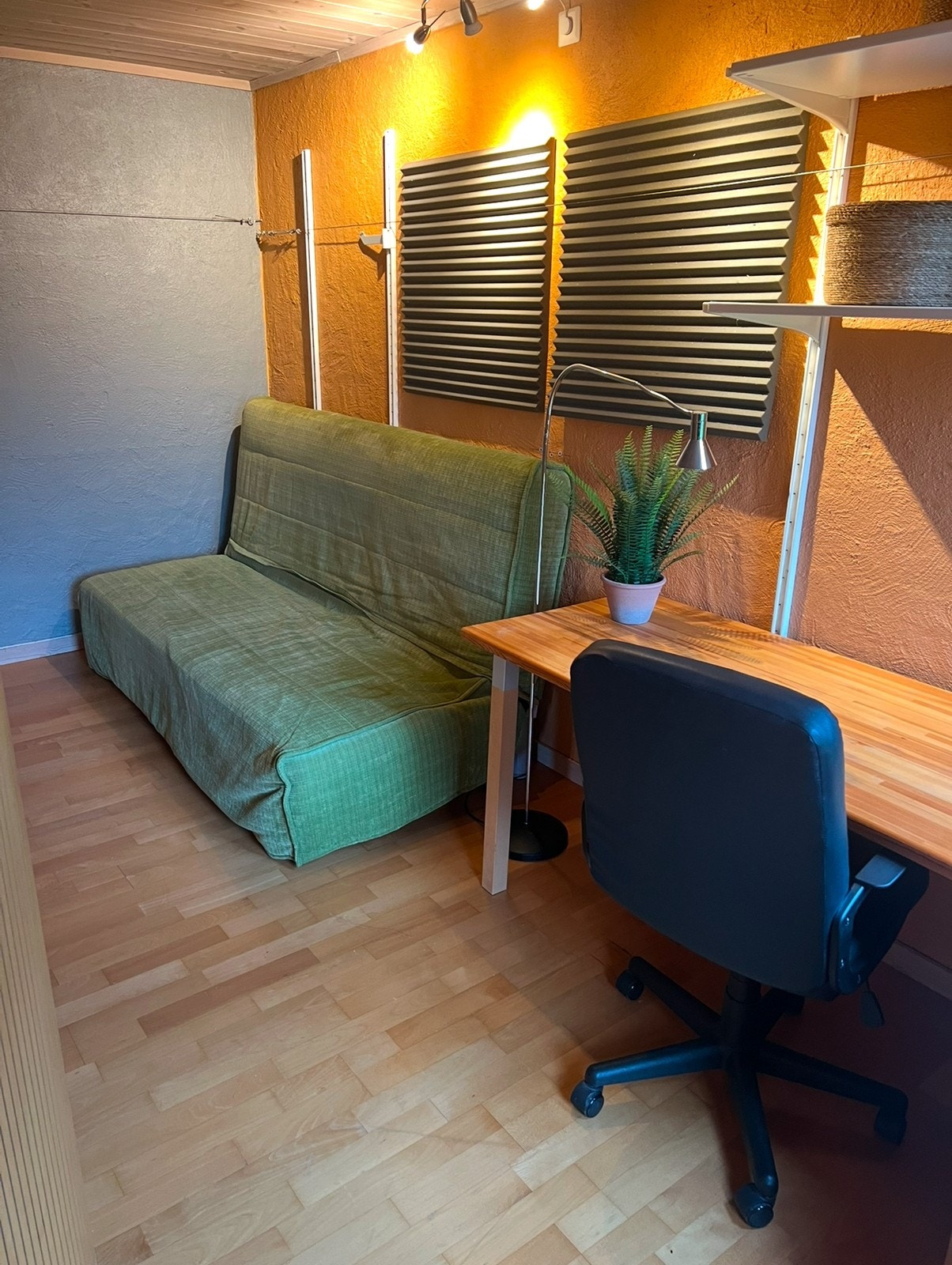 Sovesofa bak den bølgende sjalusien. Egner seg fint for gjester, gjesteseng, men ikke som permanent soveplass. Sofaen vippes ned så den blir relativt bred. Galleribilde