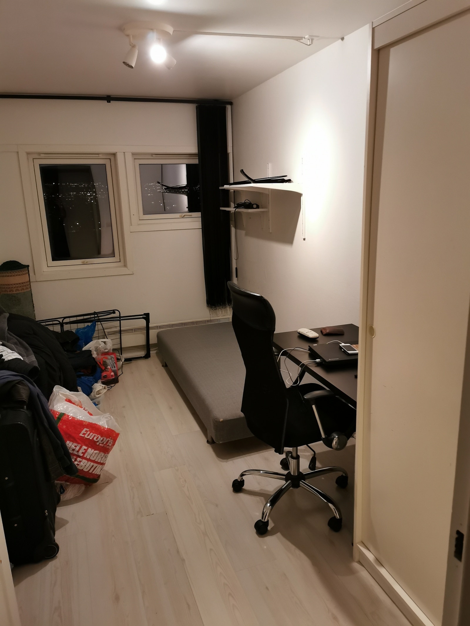 Rom nr. 2 (4,30 x 2,30 m) 7.000 kr/mnd. LEDIG FRA 22.MAI Galleribilde