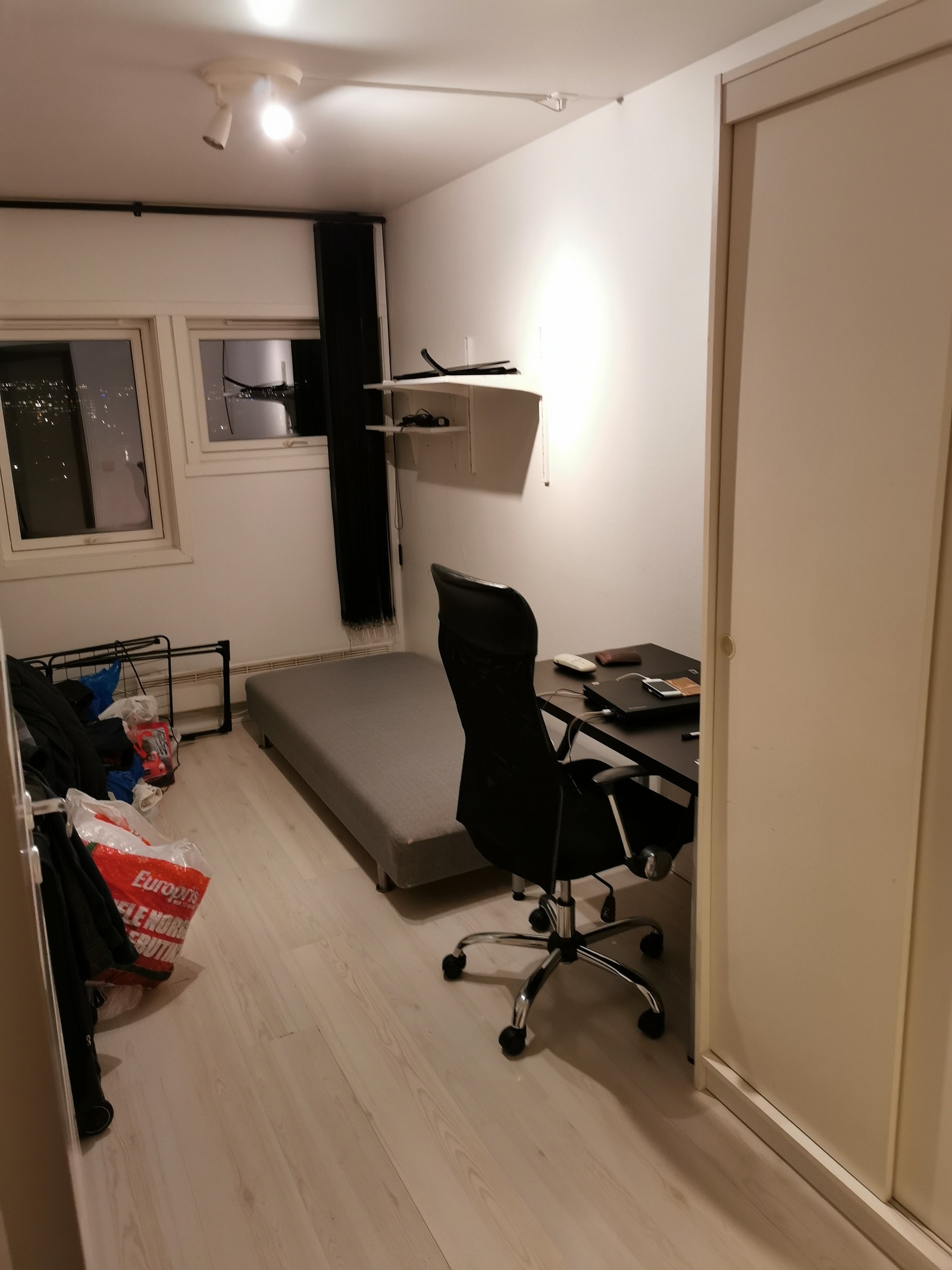 Rom nr. 2 (4,30 x 2,30 m) 7.000 kr/mnd. LEDIG FRA 22.MAI Galleribilde