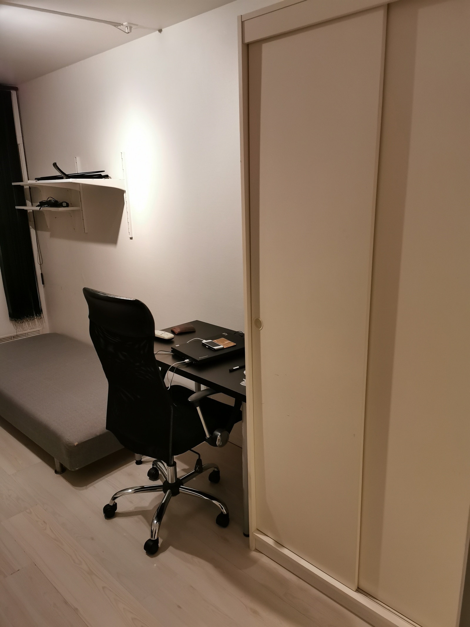 Rom nr. 2 (4,30 x 2,30 m) 7.000 kr/mnd. LEDIG FRA 22.MAI Galleribilde