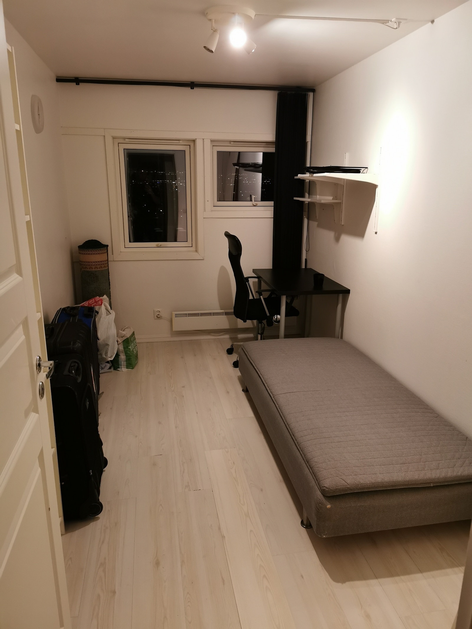 Rom nr. 2 (4,30 x 2,30 m) 7.000 kr/mnd. LEDIG FRA 22.MAI Galleribilde