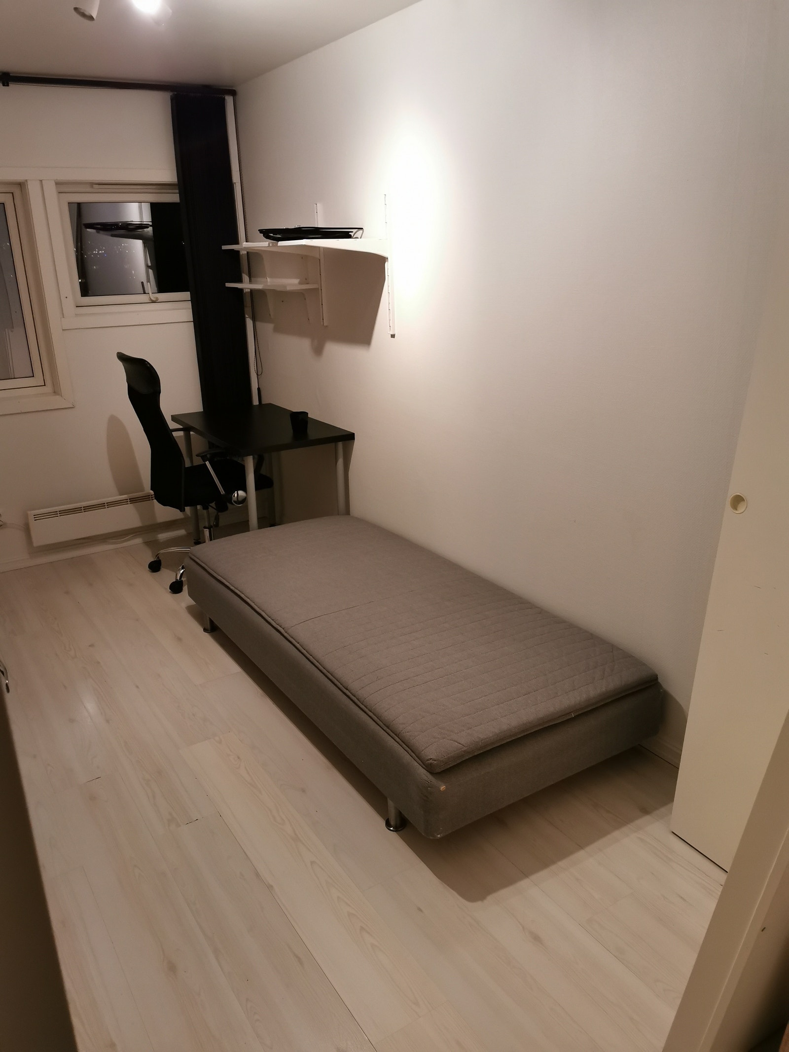 Rom nr. 2 (4,30 x 2,30 m) 7.000 kr/mnd. LEDIG FRA 22.MAI Galleribilde