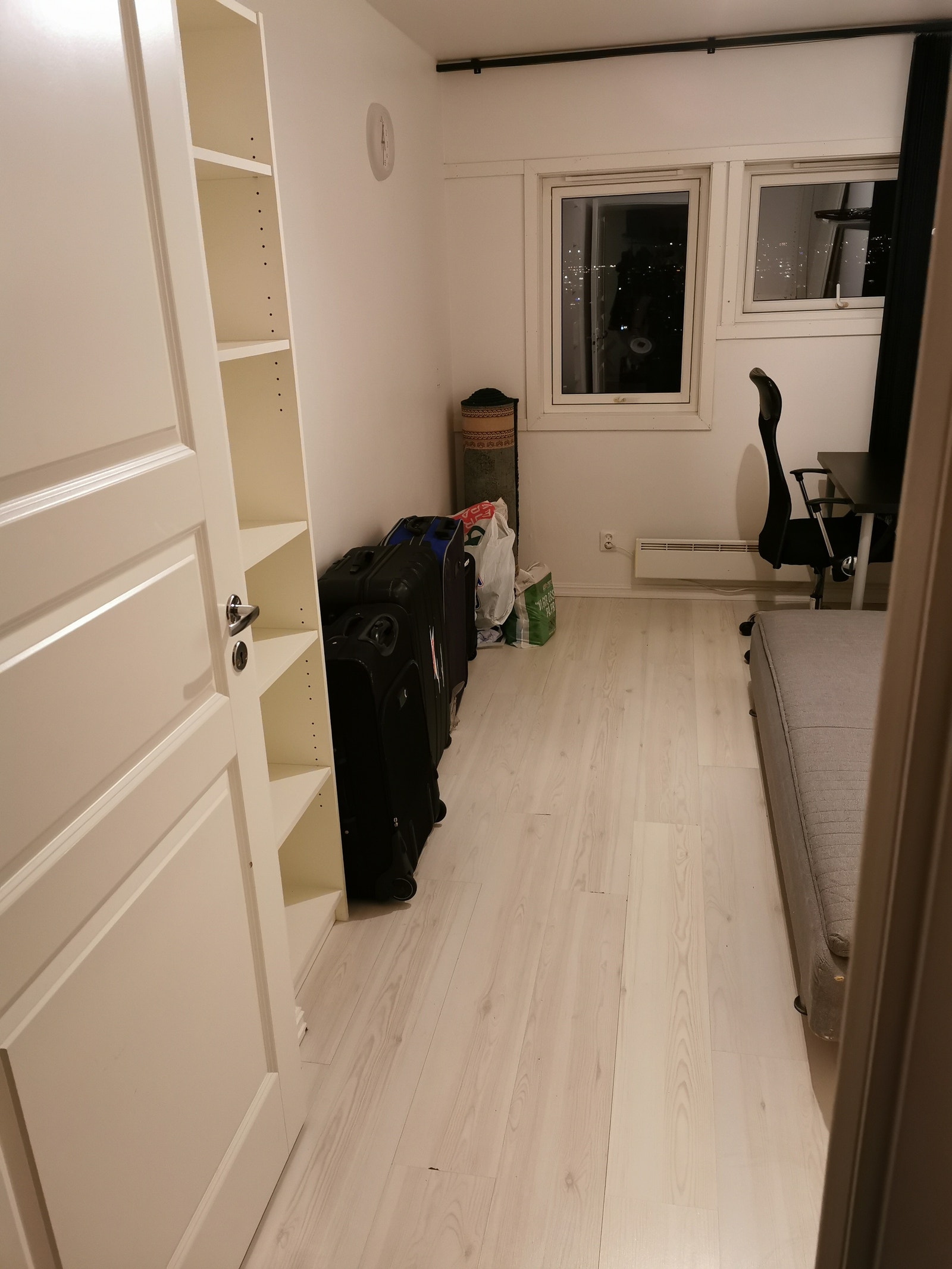 Rom nr. 2 (4,30 x 2,30 m) 7.000 kr/mnd. LEDIG FRA 22.MAI Galleribilde