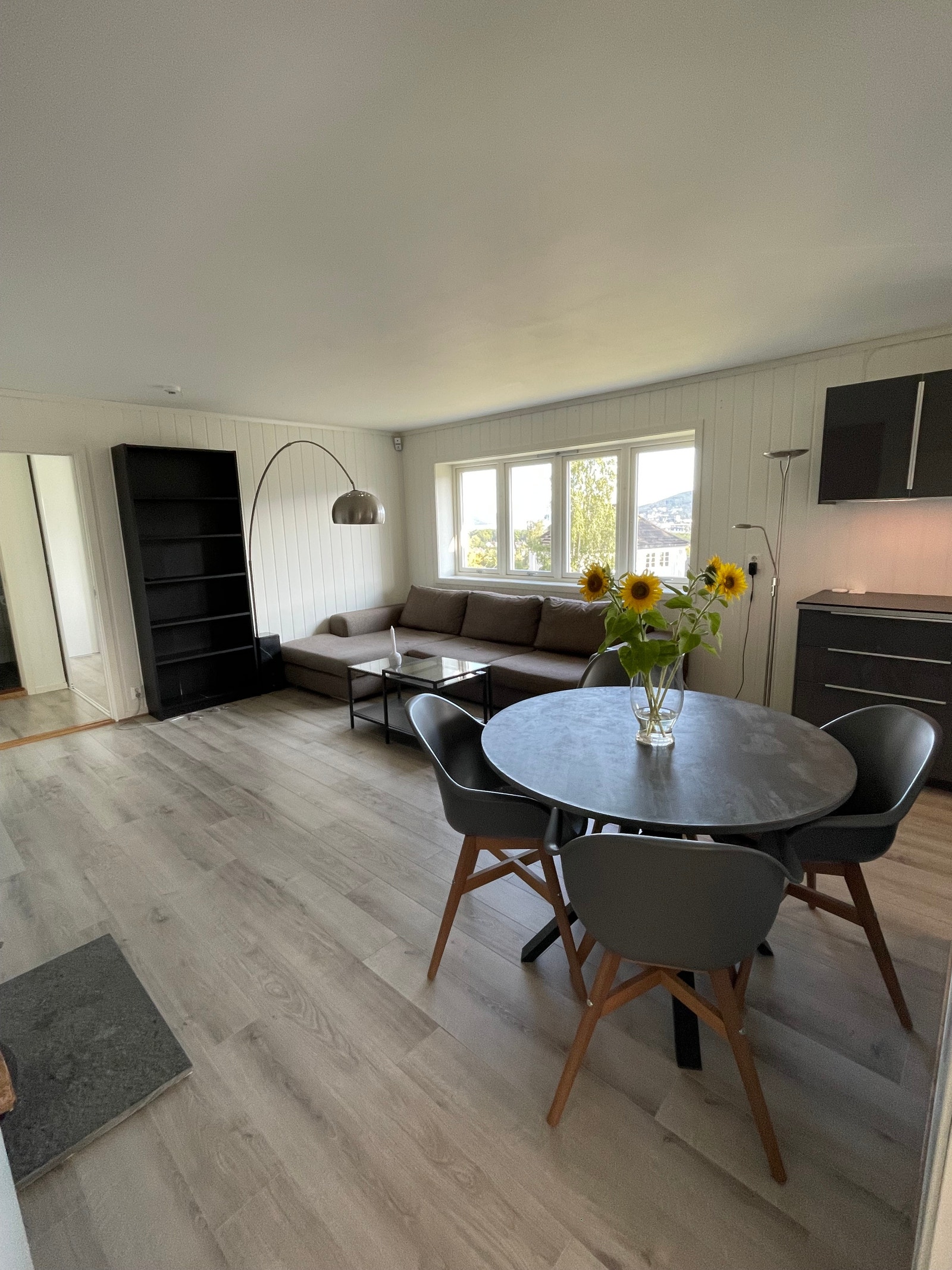 Sofaen er byttet til en annen og lampen er fjernet Galleribilde