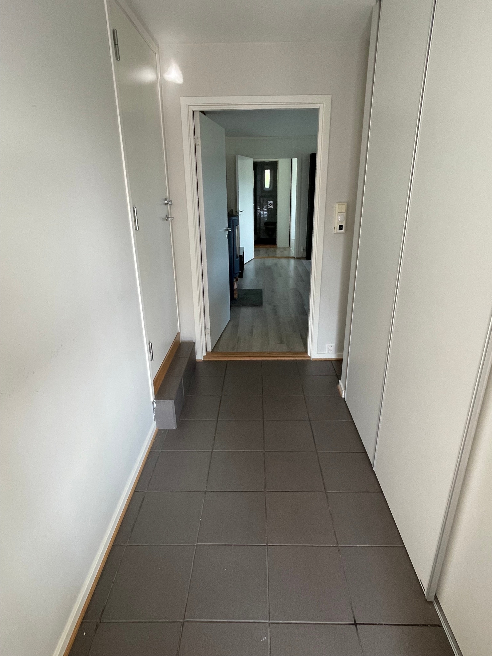 Gang med skyvedørsgarderobe Galleribilde