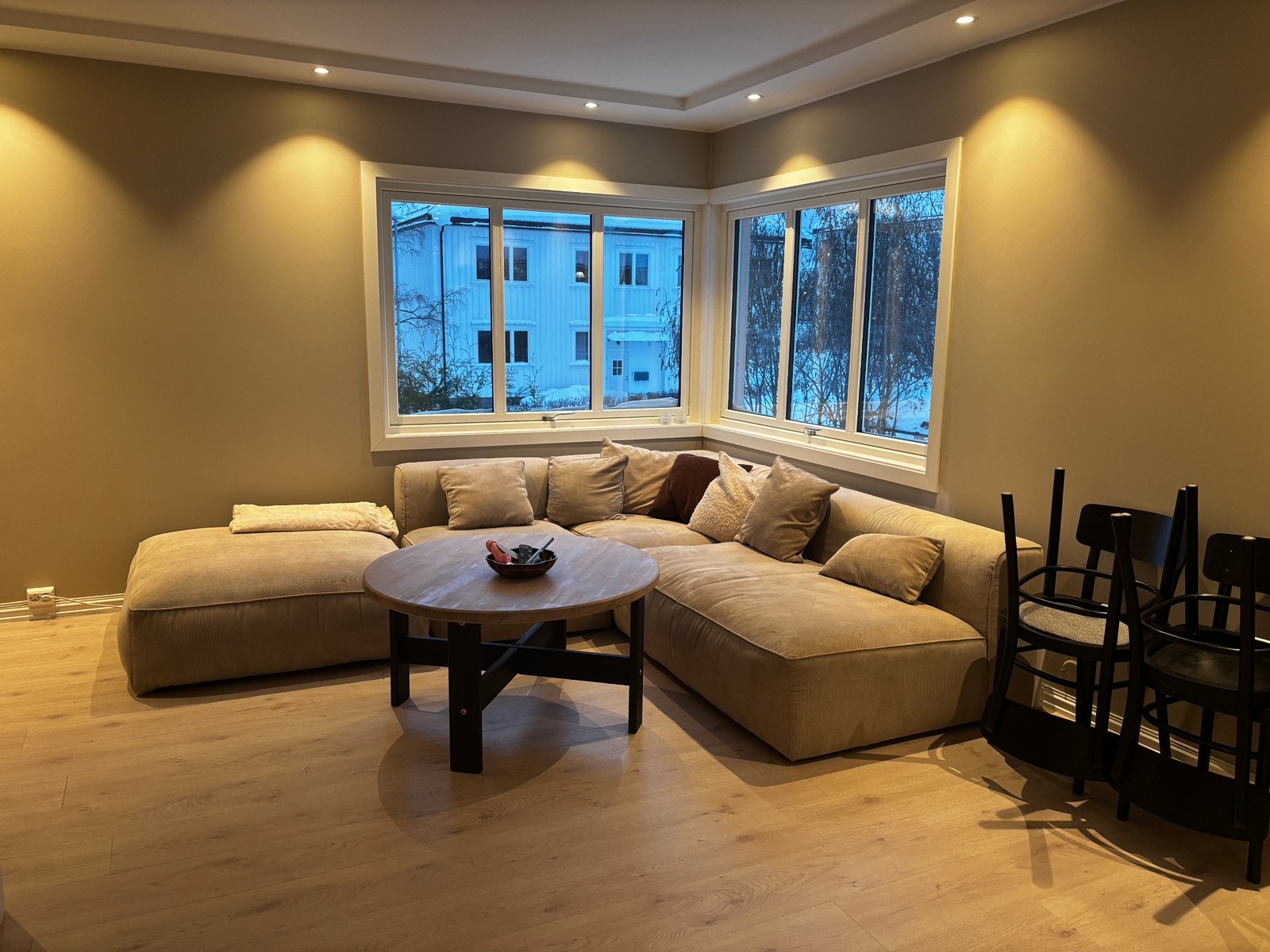 Store vinduer som gir rikelig med lys. Stor og behagelig sofa Galleribilde