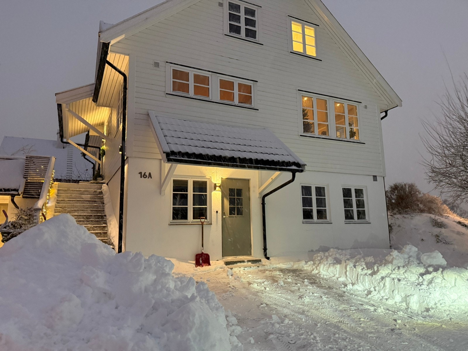 Egen inngang, soverom til venstre og stue til høyre Galleribilde