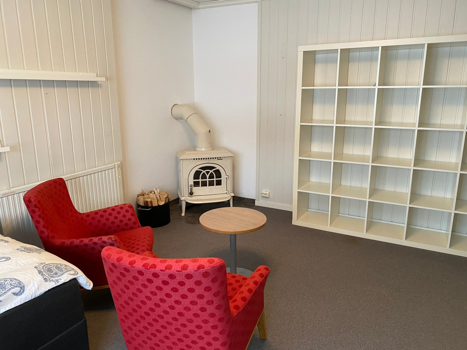 Peis. God lagringsplass. Full takhøyde. Galleribilde
