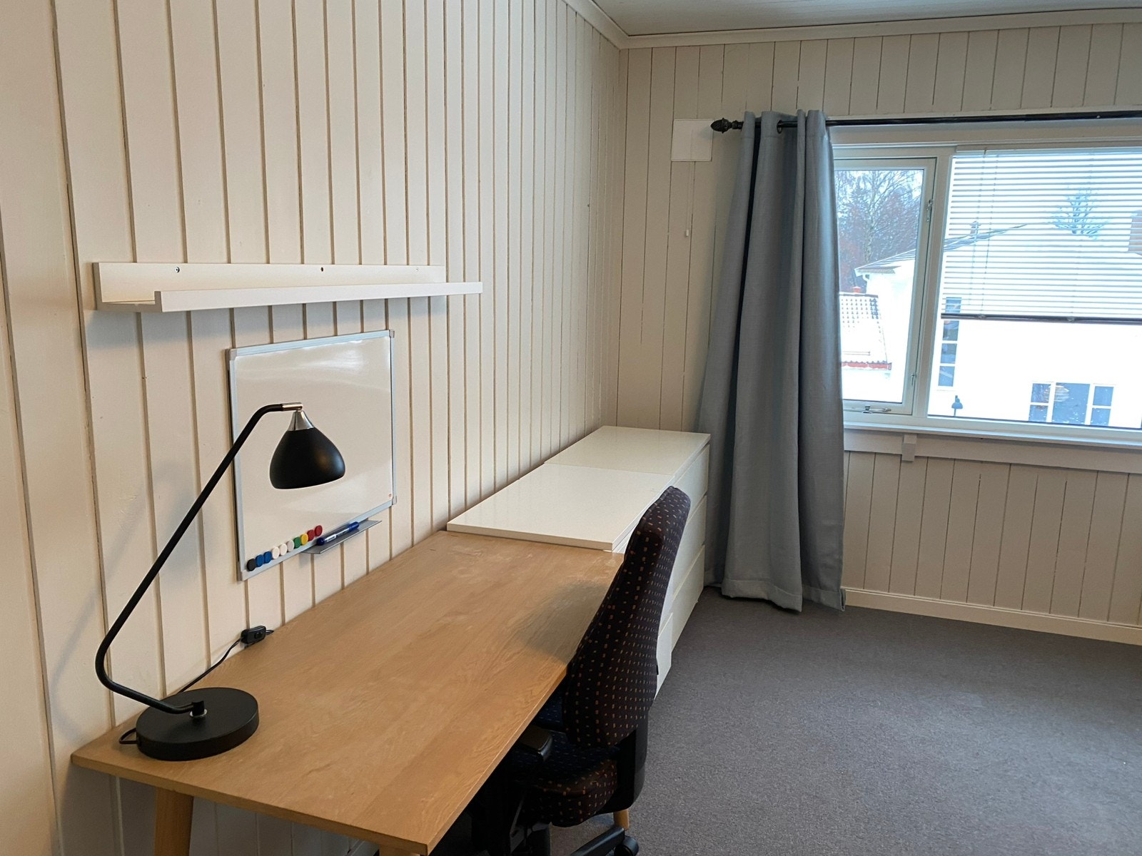 Lesepult og kommoder, stort vindu mot sør. Galleribilde