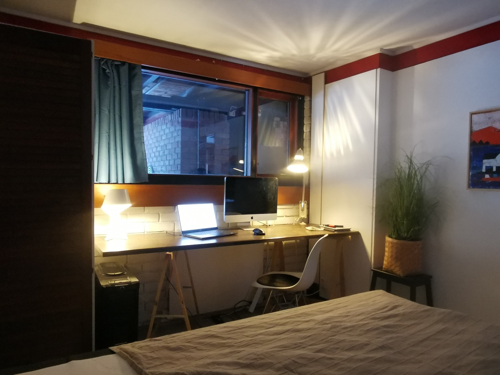 Arbeidsplass ved vindu og 60-skap, Mer skapplass kan oppnås ved å flytte sengen nærmere vindu, skaprekke mot kjøkken Galleribilde