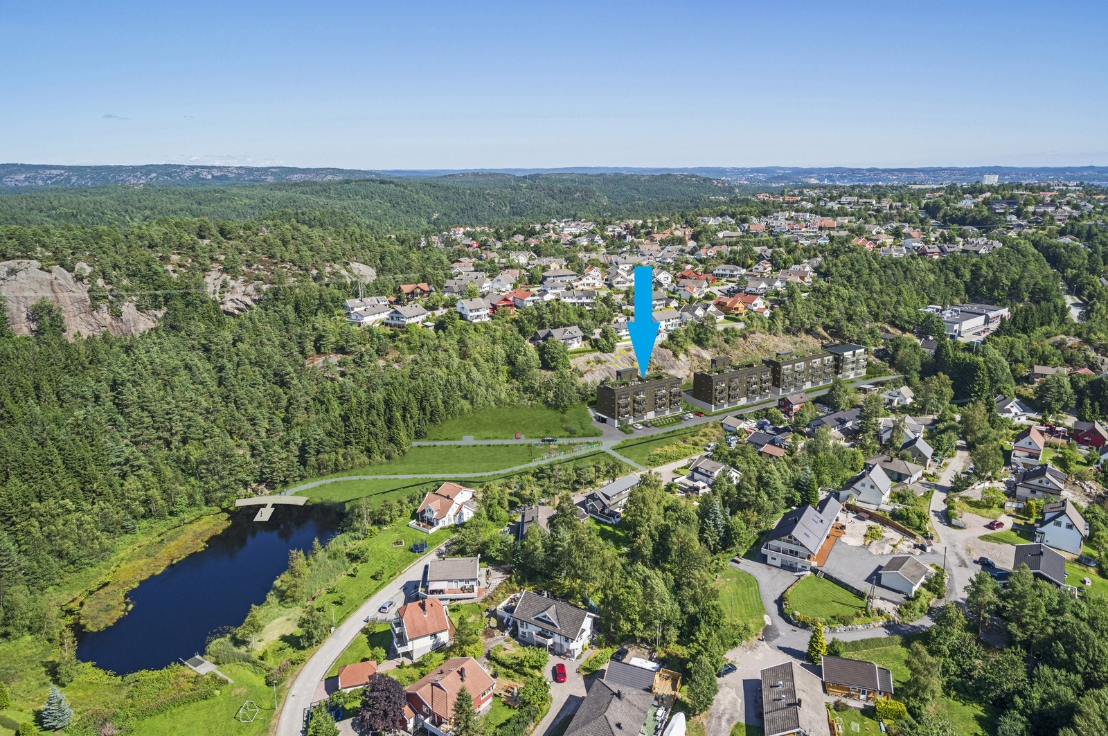 Nydelig solrik beliggenhet rett ved badevann og turstier bare 5 kilometer fra sentrum. Galleribilde