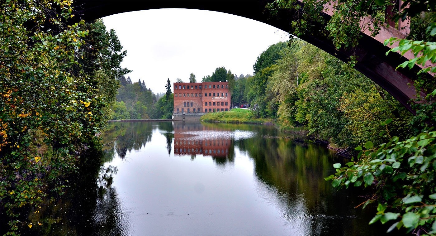 Grini mølle er 20 min gange fra hybelen og her kan det bades om sommeren Galleribilde