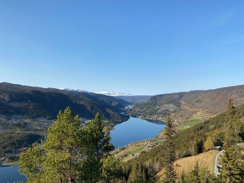 omgitt av vakre fjell, elver og innsjøer Galleribilde