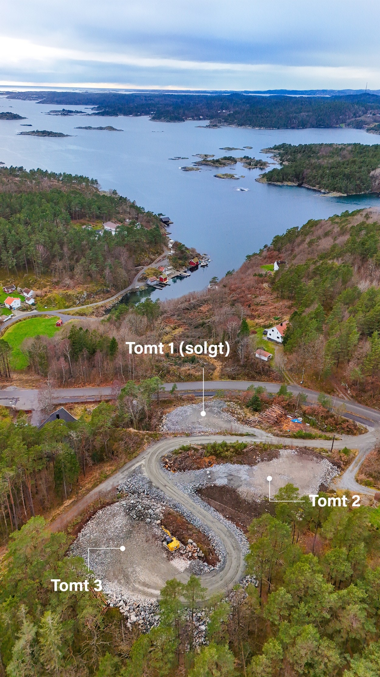 Fra både tomt 2 og tomt 3 har du utsikt over Kvåsefjorden.Tomtene er markert på bilde. Tomt 1 er allerede solgt Galleribilde