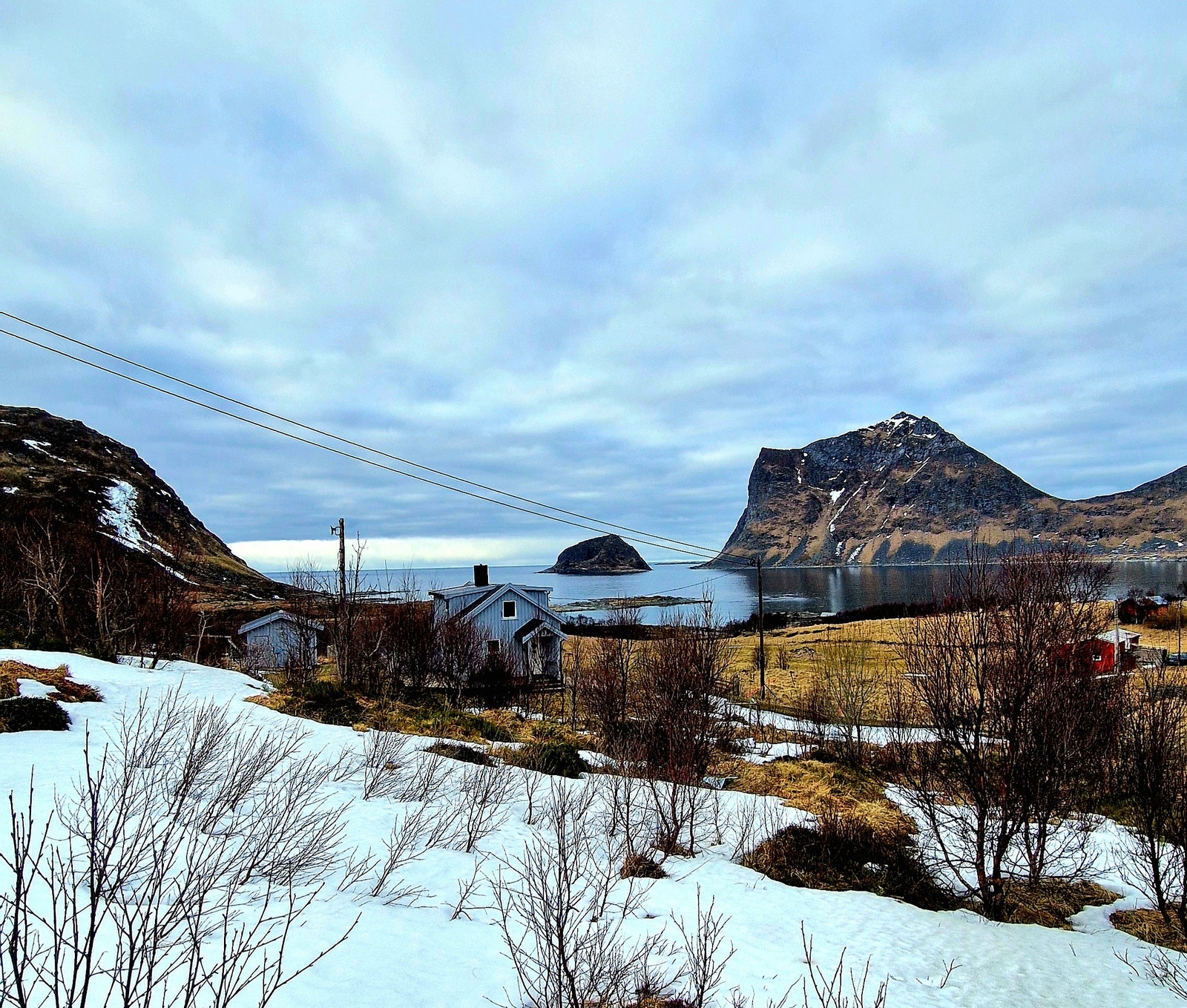 Hytten sett fra veien vinter/vår Galleribilde