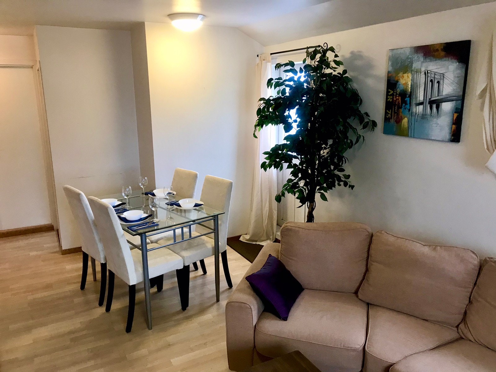 Spisebord med utgang til balkong Galleribilde