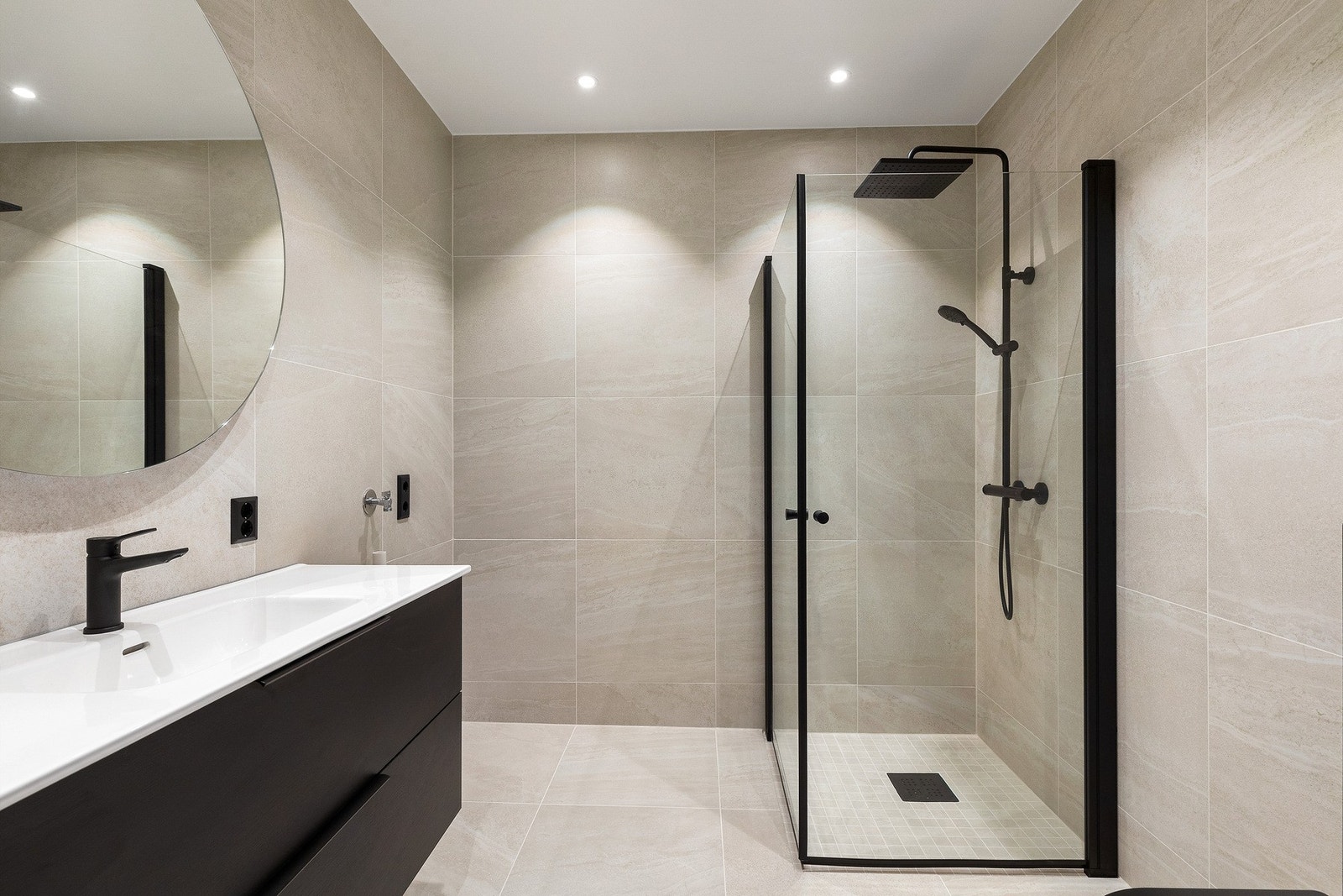 Ferdigstilt baderom i leilighet tilsvarende leilighetene på 69 kvm Bra-i. Galleribilde