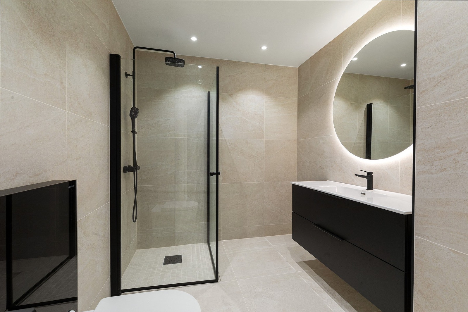 Ferdigstilt baderom i leilighet tilsvarende leilighetene på 63 kvm Bra-i. Galleribilde