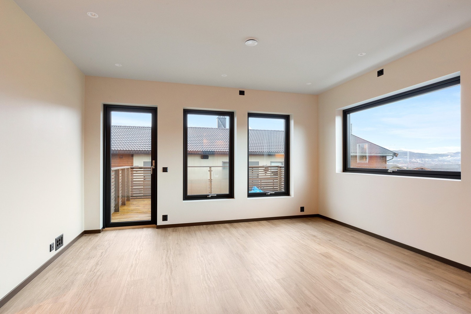 Royal impregnert kledning gjør at sameiet ikke trenger å sette av store pengebeløp for maling av fasader rett kort tid etter innflytting. Stuebilde av leilighet lik de på 69 kvm. Galleribilde