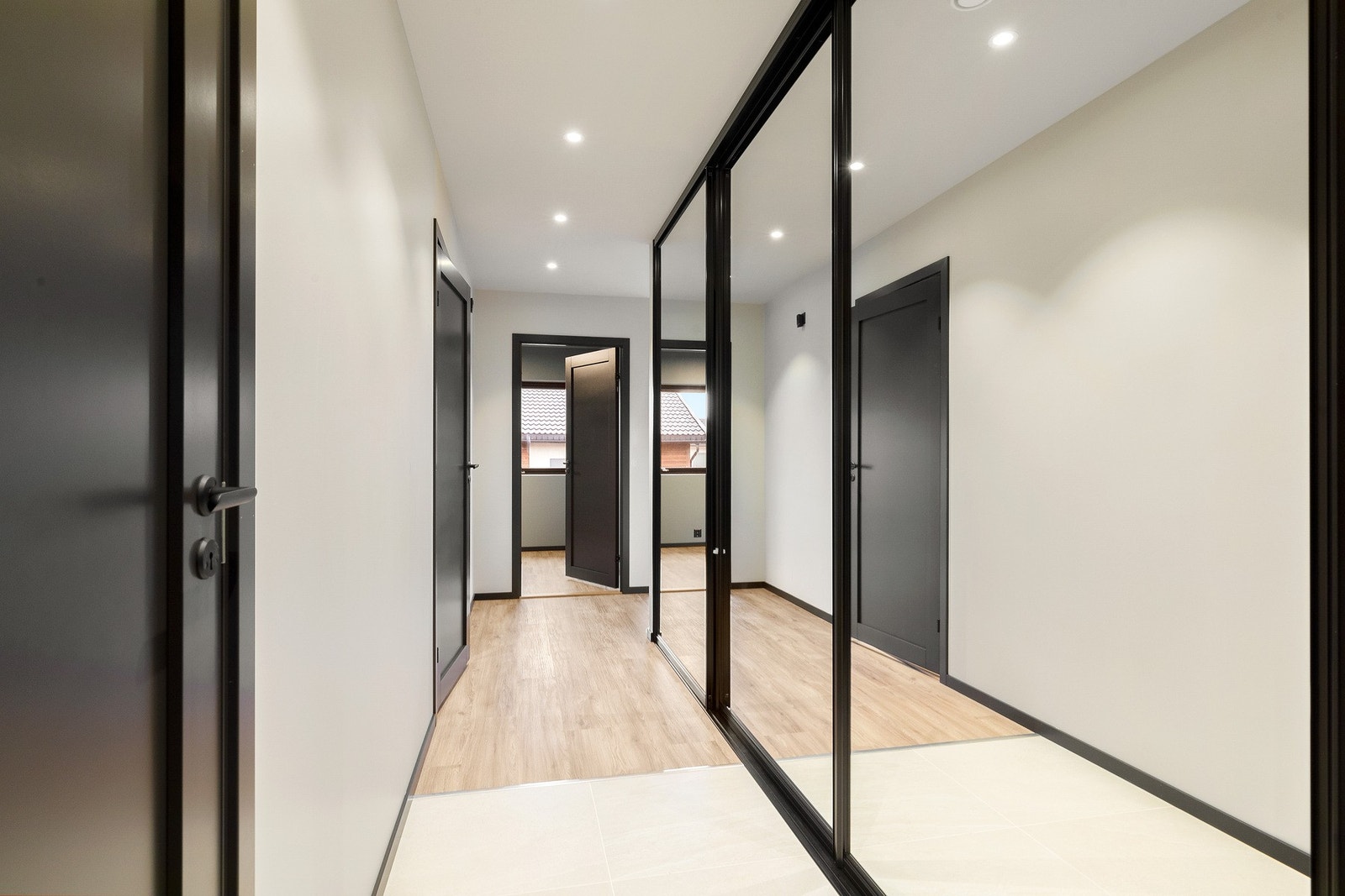 Alle leilighetene får flislagt entré med 60x60 flis. Her fra gang i ferdigstilt leilighet på 69 kvm. Galleribilde