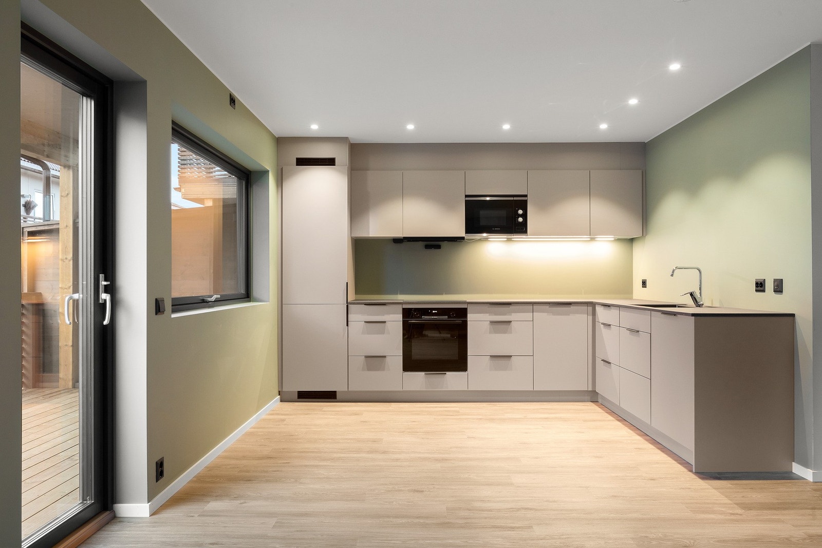 Last ned prospektet og se den høye standardleveransen. Ferdigstilt kjøkken lik leilighet på 63 kvm. Fritt fargevalg og mange tilpasningsmuligheter. Galleribilde