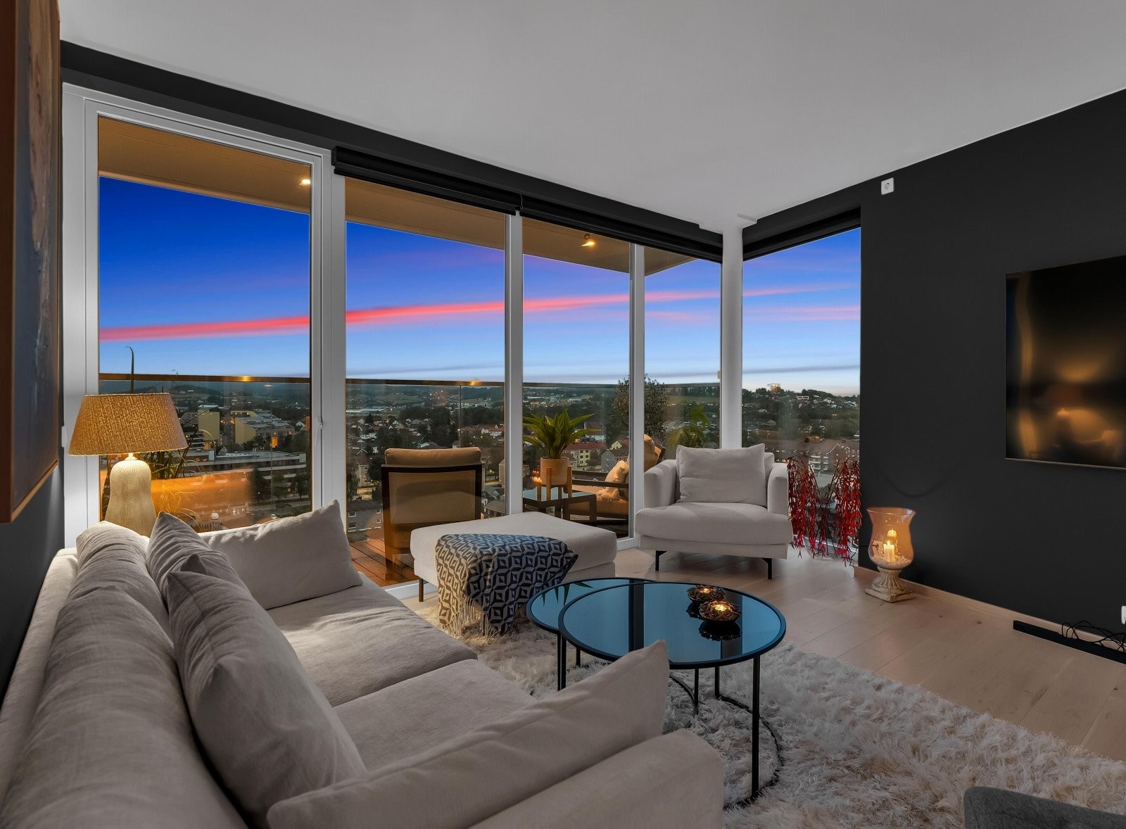 Det leveres enstavsparkett med vannbåren gulvvarme i oppholdsrommene. Bilder tatt av tilsvarende leilighet i etasjen under. Galleribilde