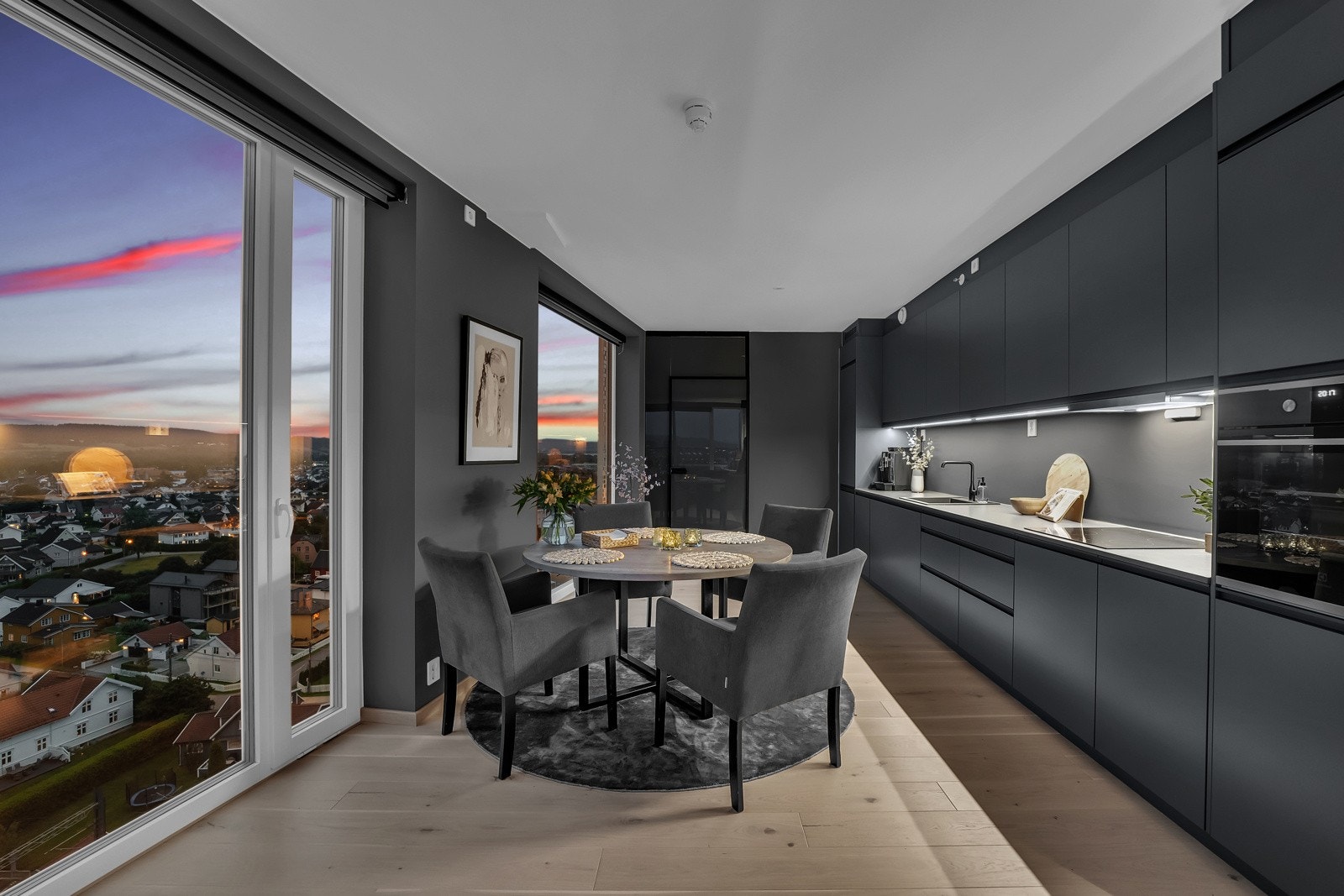 Store vindusflater fra gulv til tak gir rikelig med lys til leiligheten. Bilder tatt av tilsvarende leilighet i etasjen under. Galleribilde