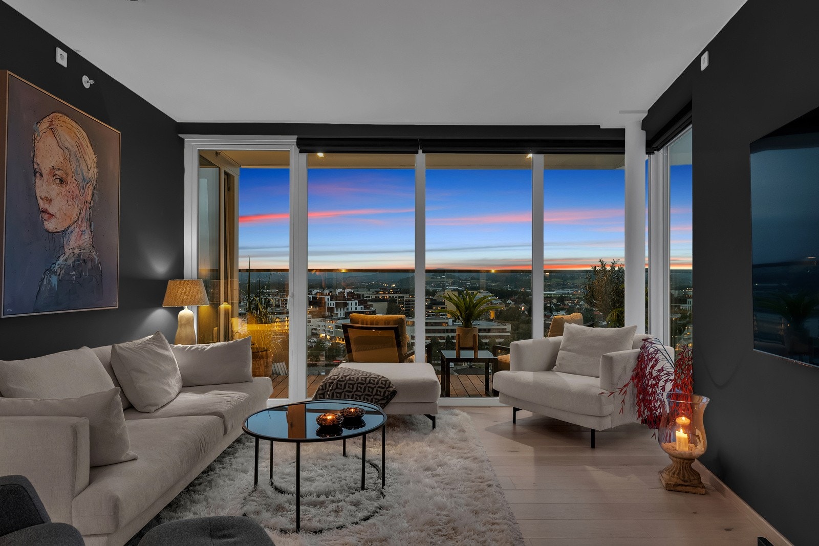 Velkommen til Lux og en stor, eksklusiv 4-roms med fantastisk utsikt. Bilder tatt av tilsvarende leilighet i etasjen under. Galleribilde