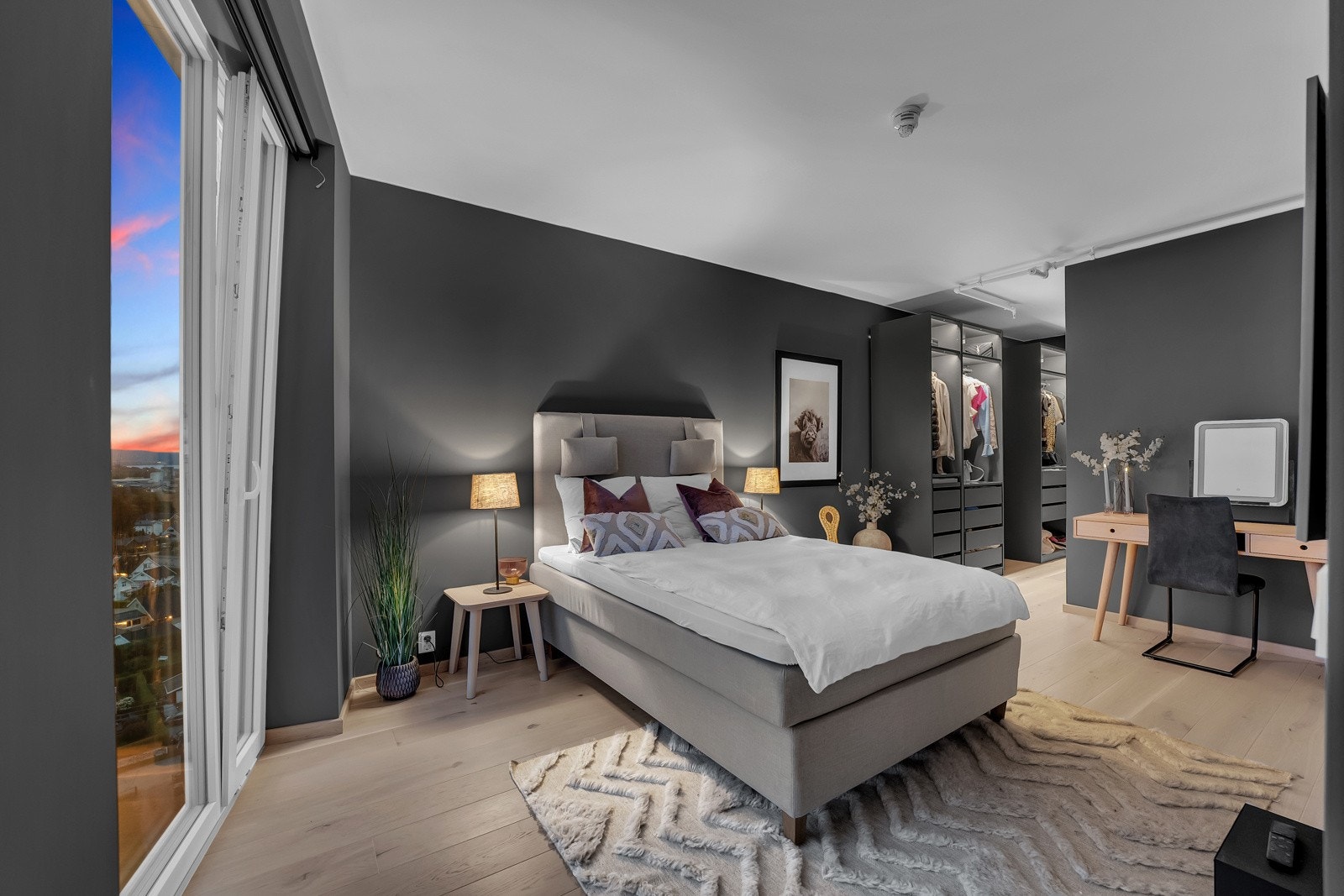 Det er også en åpen løsning til en åpen garderobe med god lagringsplass. Bilder tatt av tilsvarende leilighet i etasjen under. Galleribilde