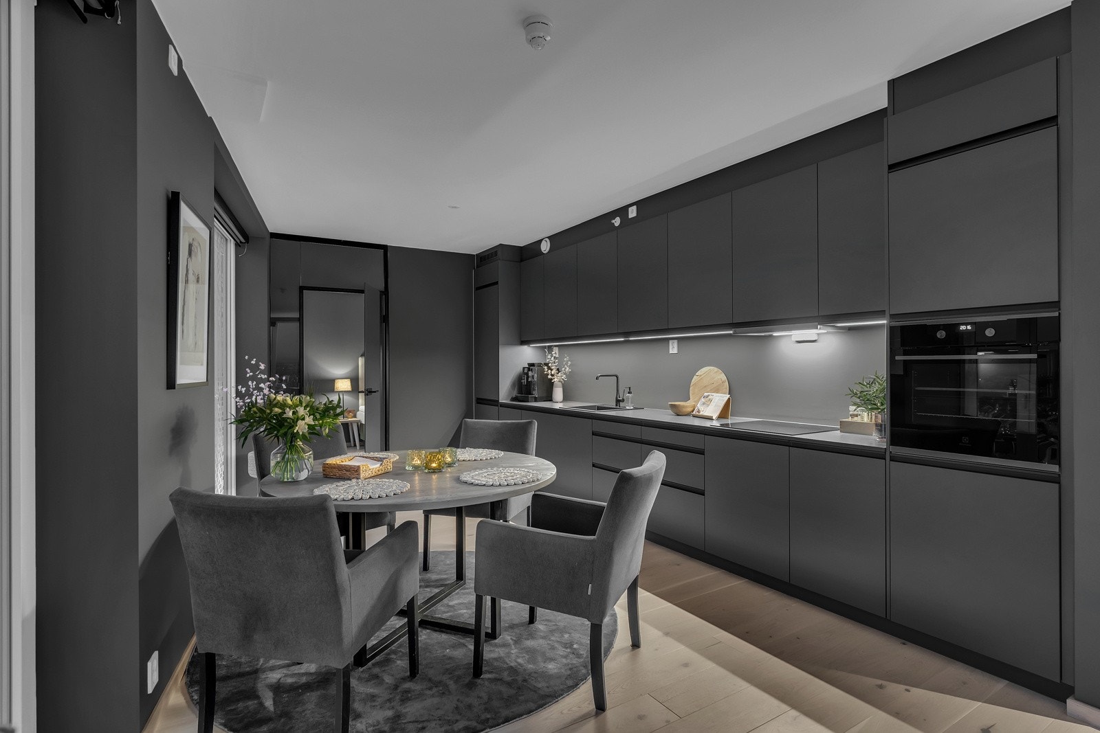 Kjøkkenet leveres av Drømmekjøkkenet med integrerte hvitevarer fra Electrolux. Bilder tatt av tilsvarende leilighet i etasjen under. Galleribilde