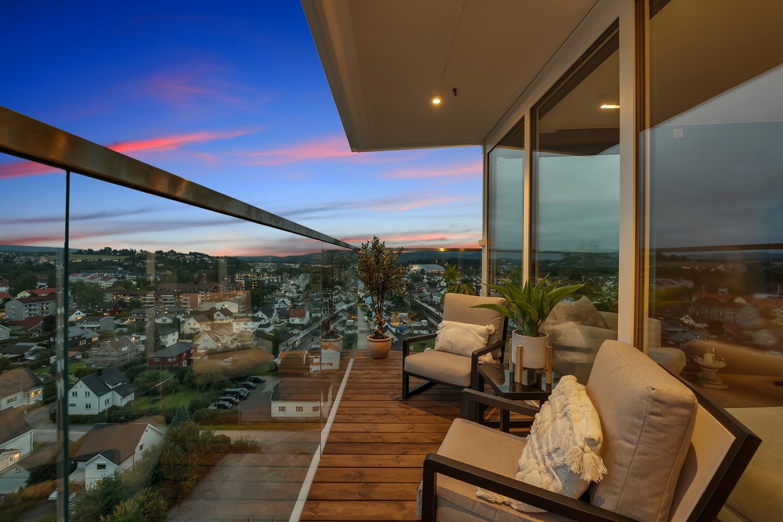 Balkong på ca. 7 kvm med utsikt over Lillestrøm. Bilder tatt av tilsvarende leilighet i etasjen under. Galleribilde