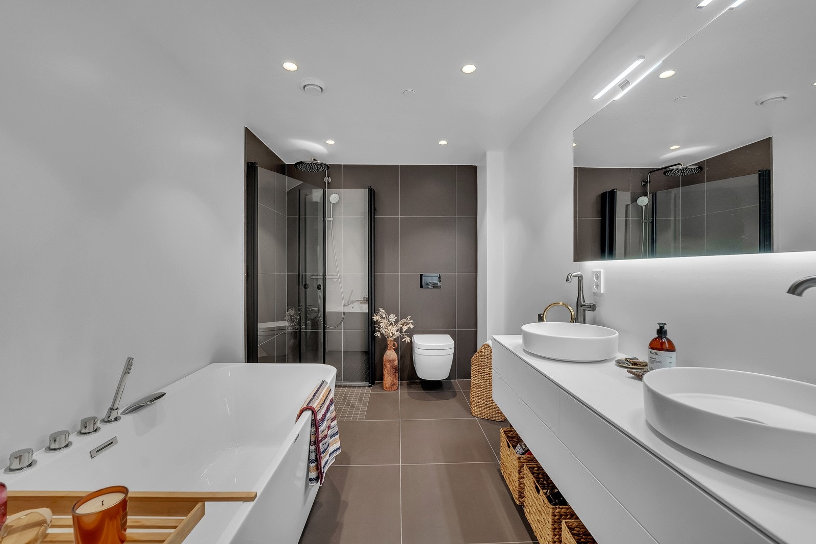 Plassbygde og delvis flislagte bad. Fjernavleste målere for vann og energi leveres som standard. Bilder tatt av tilsvarende leilighet i etasjen under. Galleribilde