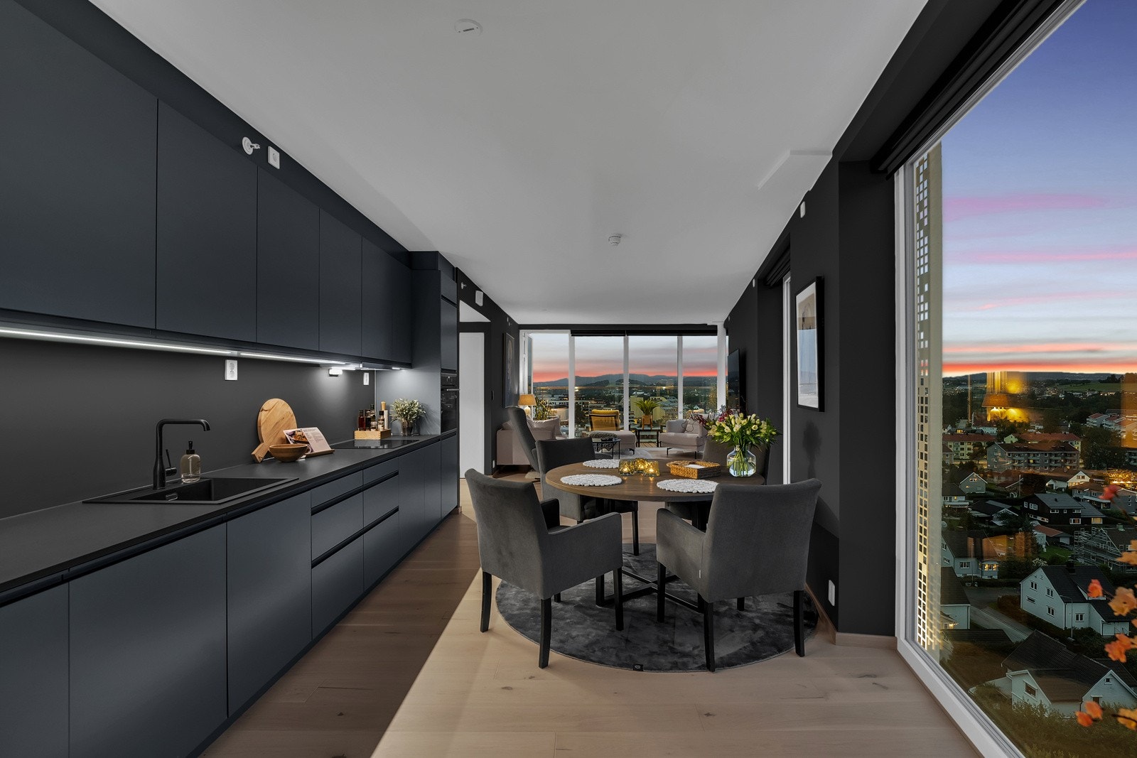 Det leveres slette himlinger i stue og soverom. Leilighetene leveres uten V fug i tak, noe som er unikt i dagens nybygg. Bilder tatt av tilsvarende leilighet i etasjen under. Galleribilde