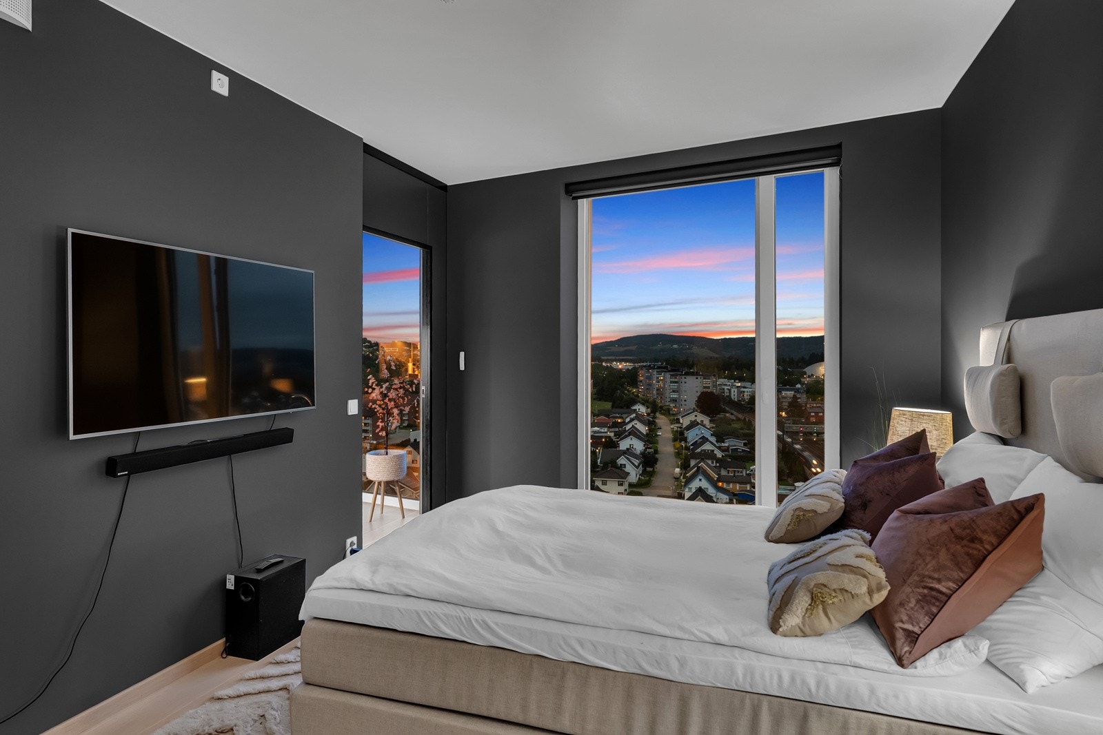 Leiligheten har tre romslige soverom. Hovedsoverommet har direkte tilknytning til bad. Bilder tatt av tilsvarende leilighet i etasjen under. Galleribilde