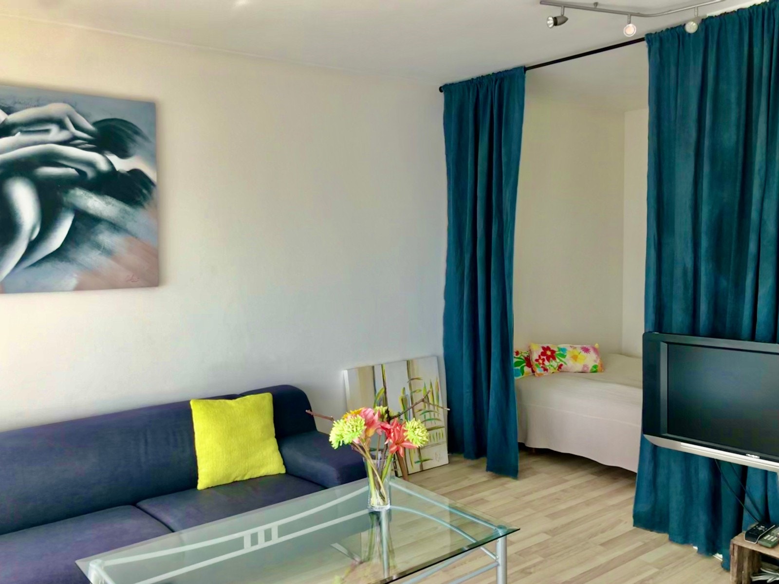 Praktisk sovealkove med komfortabel dobbeltseng (150cm) Galleribilde
