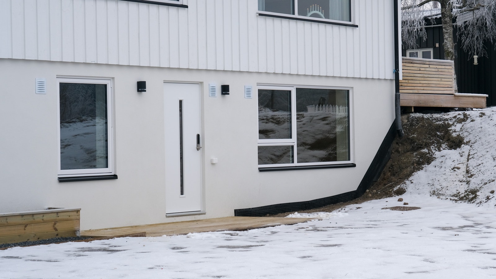 Inngangsdør + terrasse på bakkeplan Galleribilde