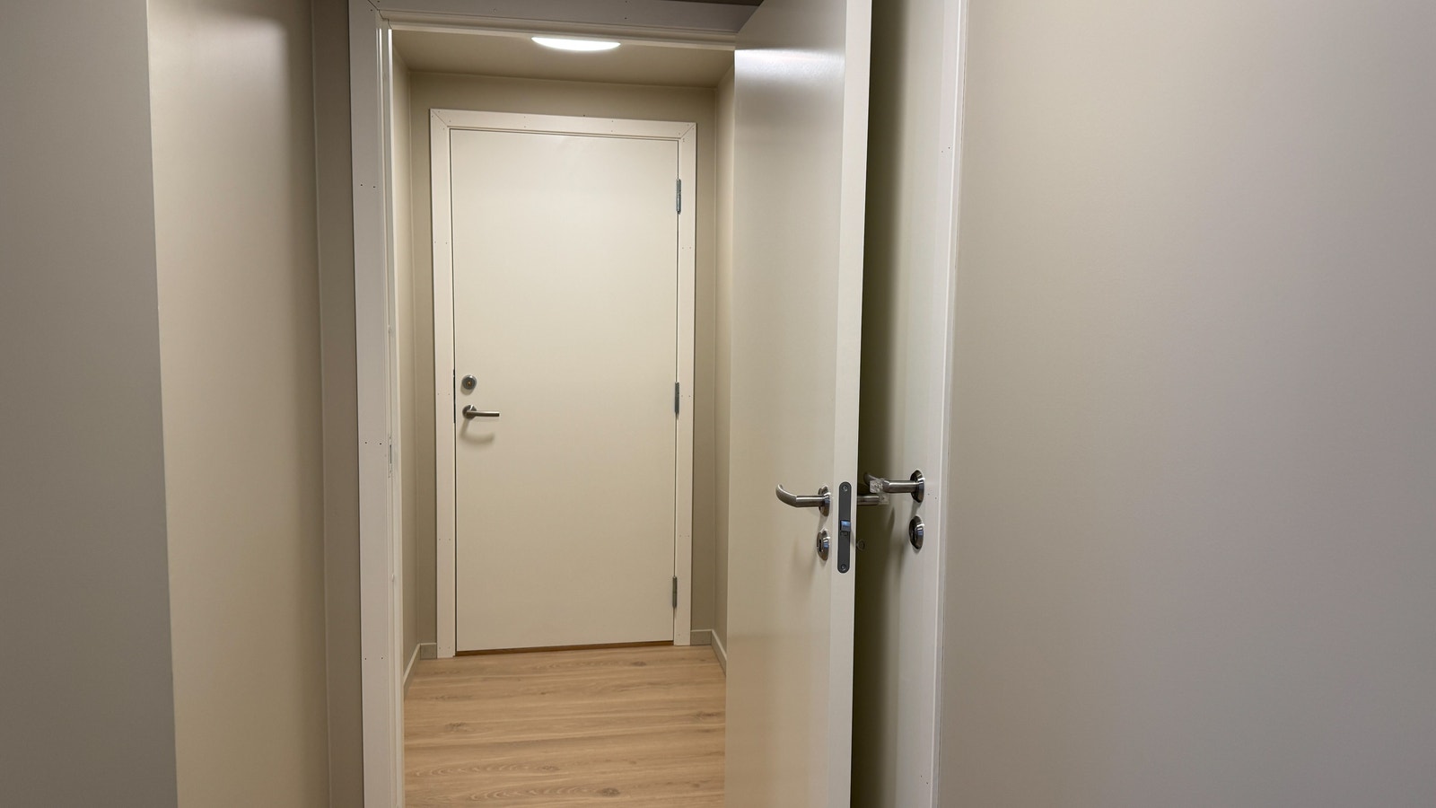 Bod. Dør inn til hovedhus (branndør som er "lydtett", som låses fra begge sider.) Galleribilde