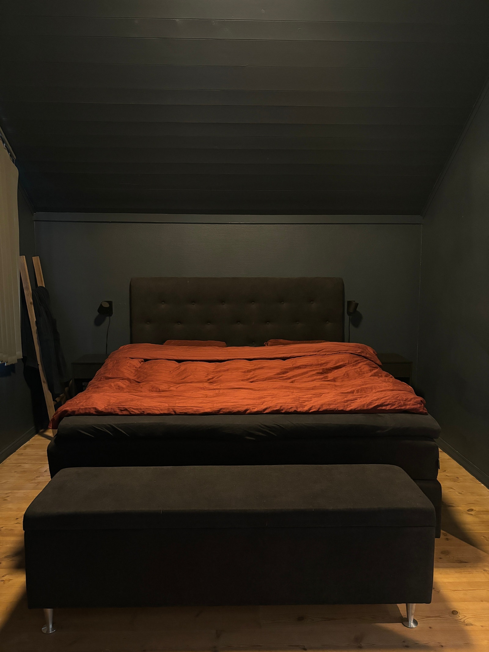 Soverom 1 - Hovedsoverom. Ligger i 2. etg (hovedetg.) Dette soverommet har et tilknyttet bad. Dobbeltseng (180) Galleribilde