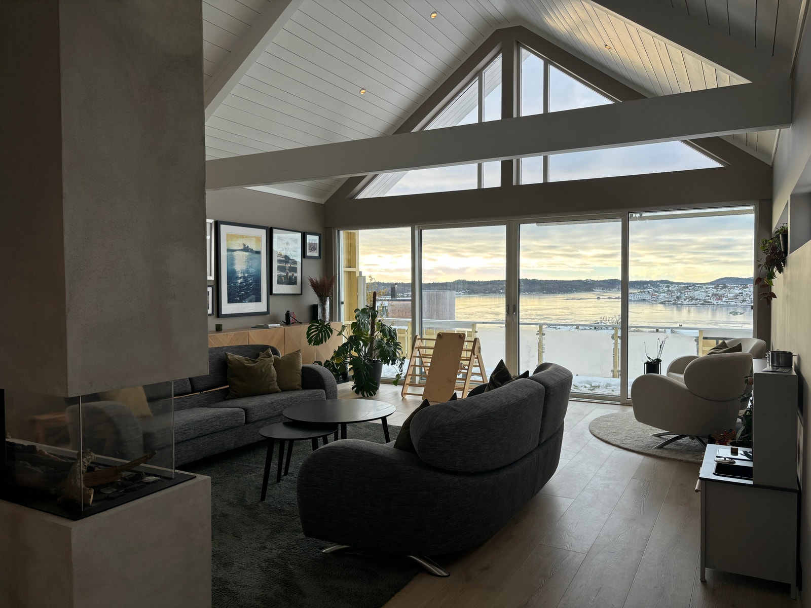 Stue, dobble skyvedører til front for god lufting Galleribilde