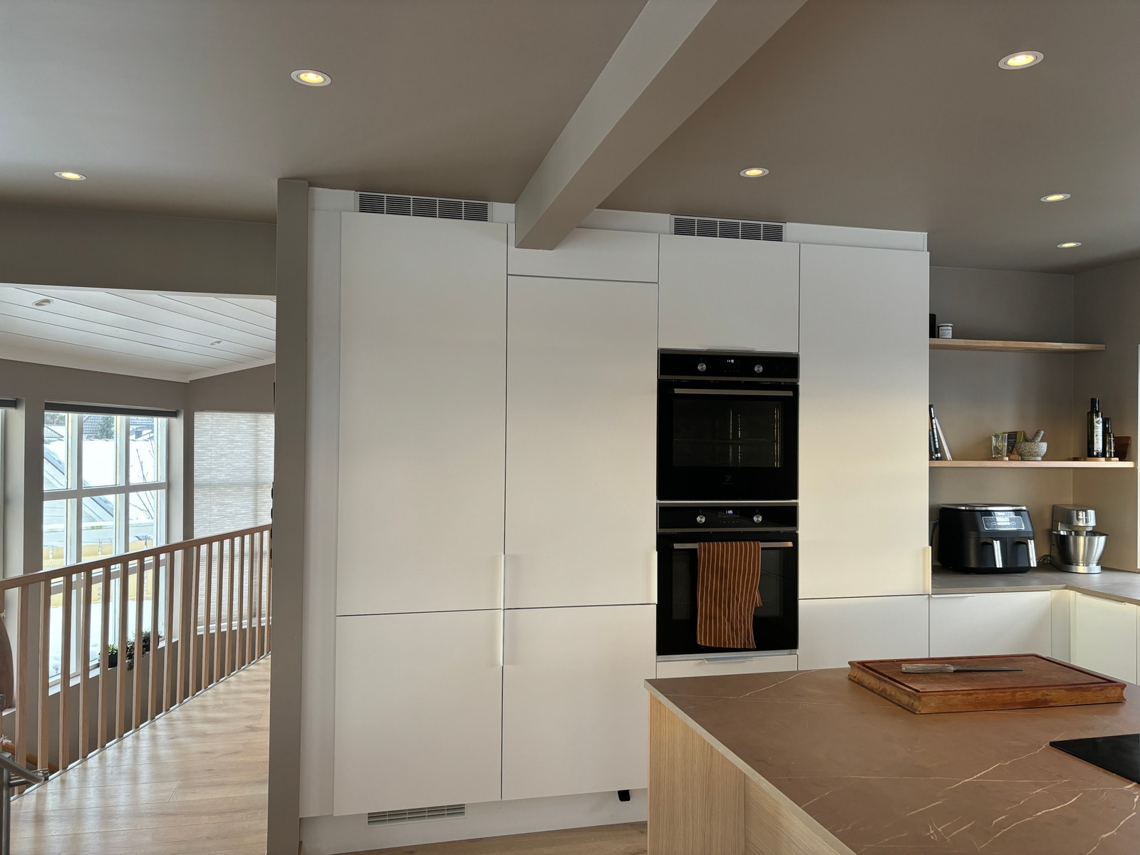 to stekeovrner, et fullt kjøleskap samt et kombiskap. Galleribilde